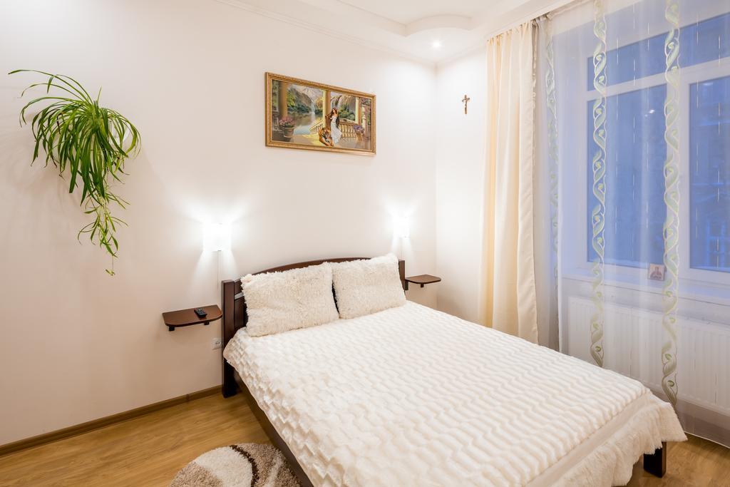 Apartment On Khmelnytskogo Street Lviv Exterior photo